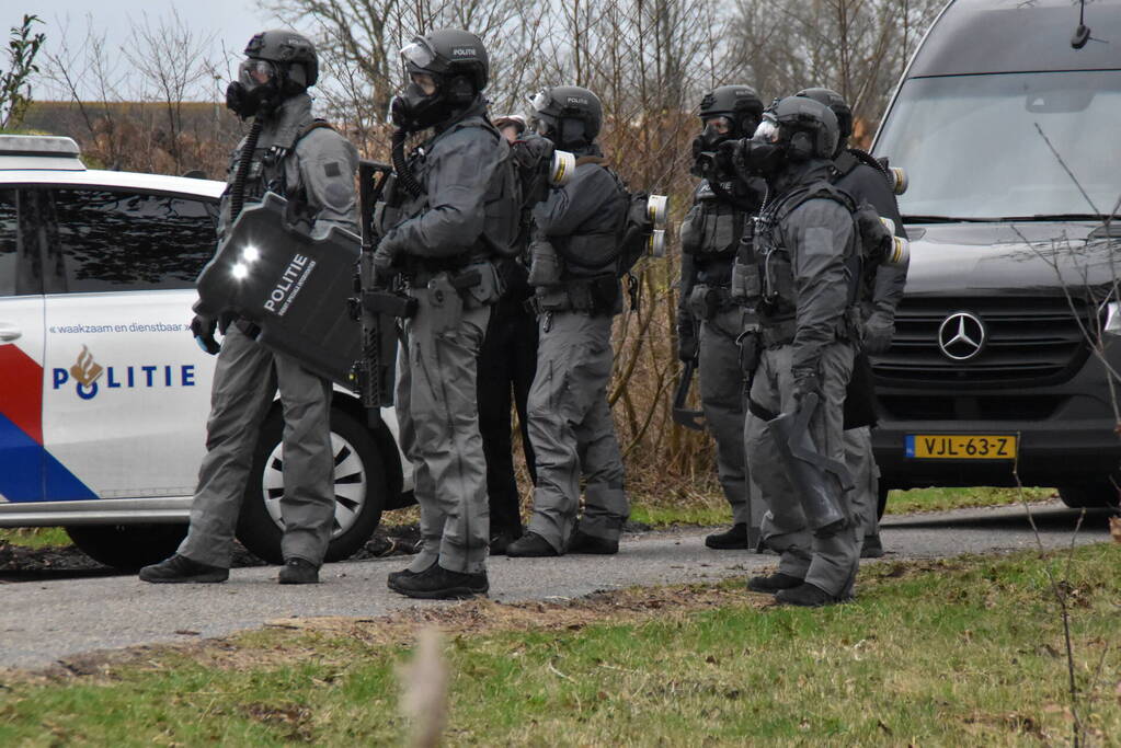 Aanhouding 23-jarige tijdens ondermijningsactie, arrestatieteam valt pand binnen na vondst drugsafval