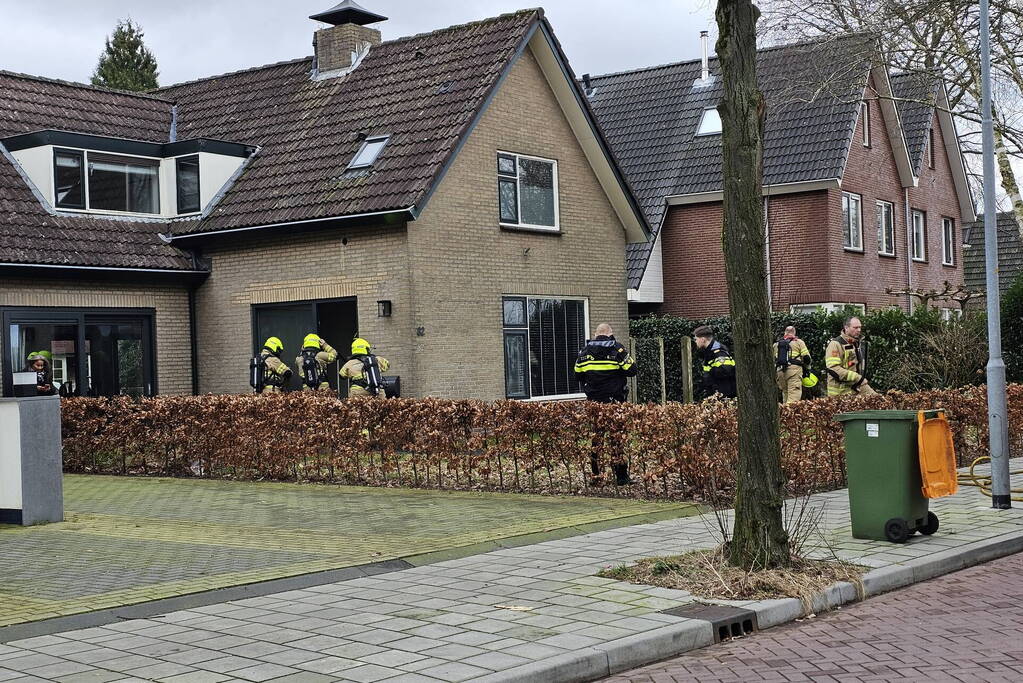 Brandweer blust brand op zolder van woning