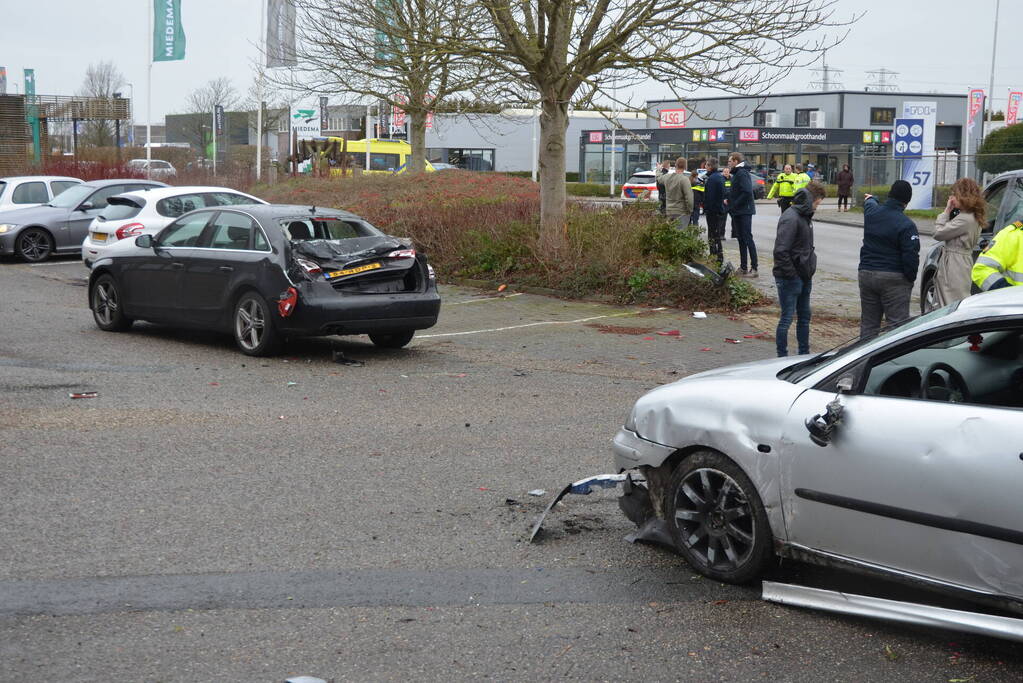 Flinke schade bij ongeval tussen twee auto's