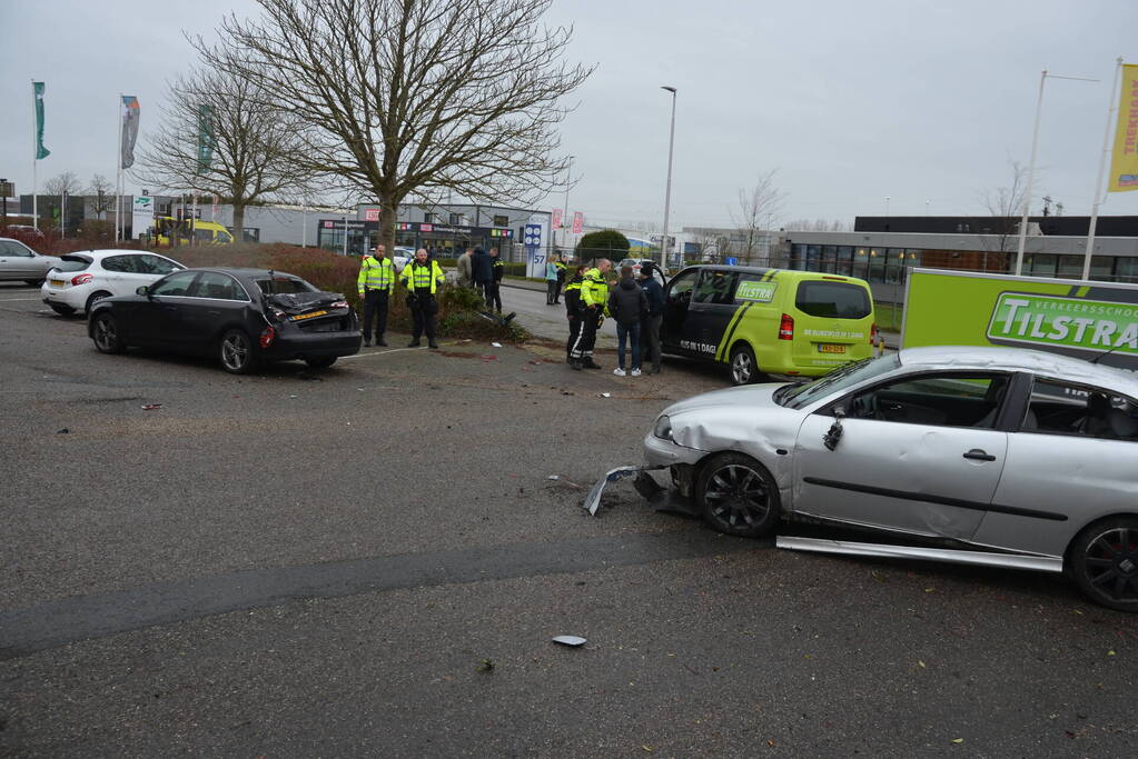 Flinke schade bij ongeval tussen twee auto's