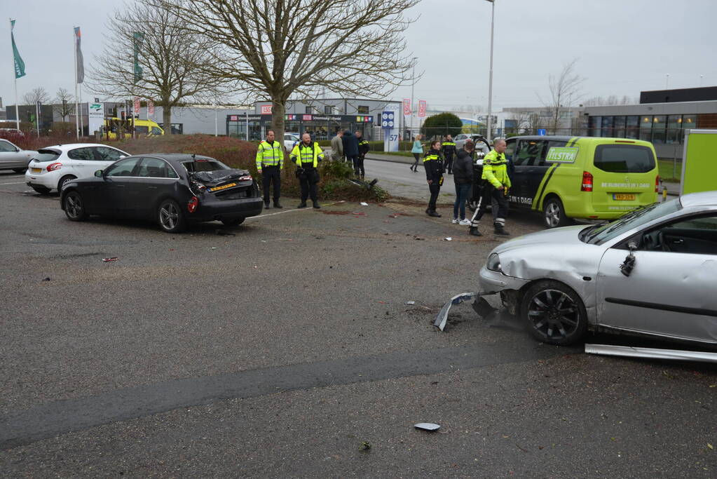 Flinke schade bij ongeval tussen twee auto's