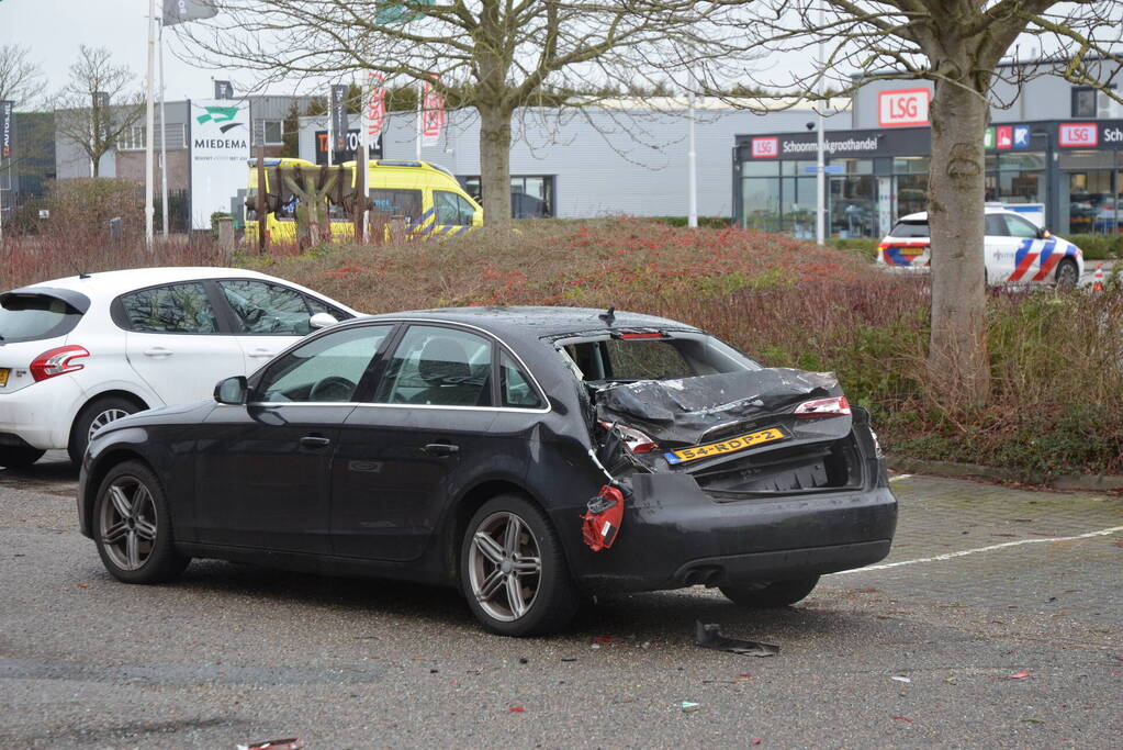 Flinke schade bij ongeval tussen twee auto's