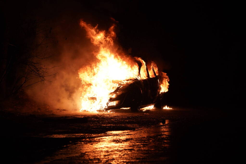 Auto volledig verwoest door brand