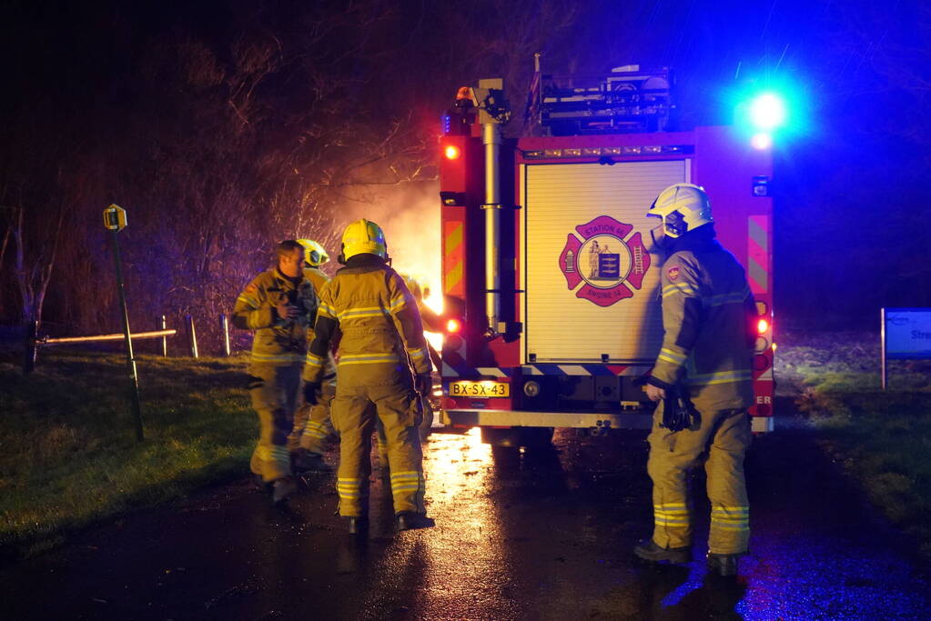 Auto volledig verwoest door brand