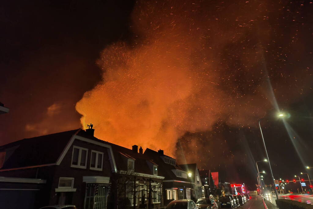 Enorme vlammenzee bij brand in loods