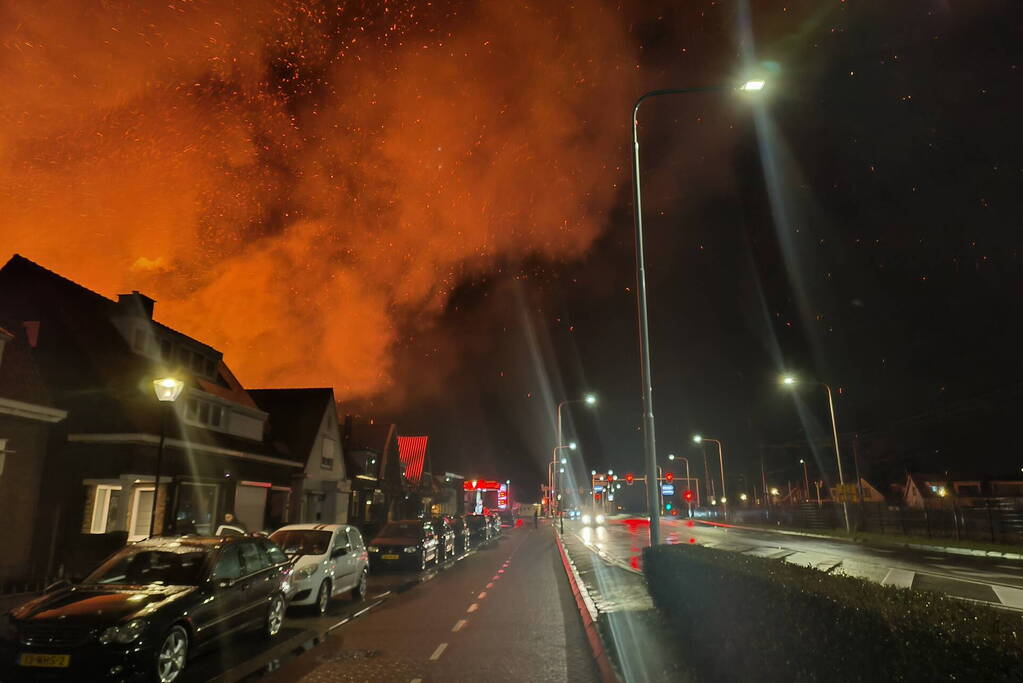 Enorme vlammenzee bij brand in loods