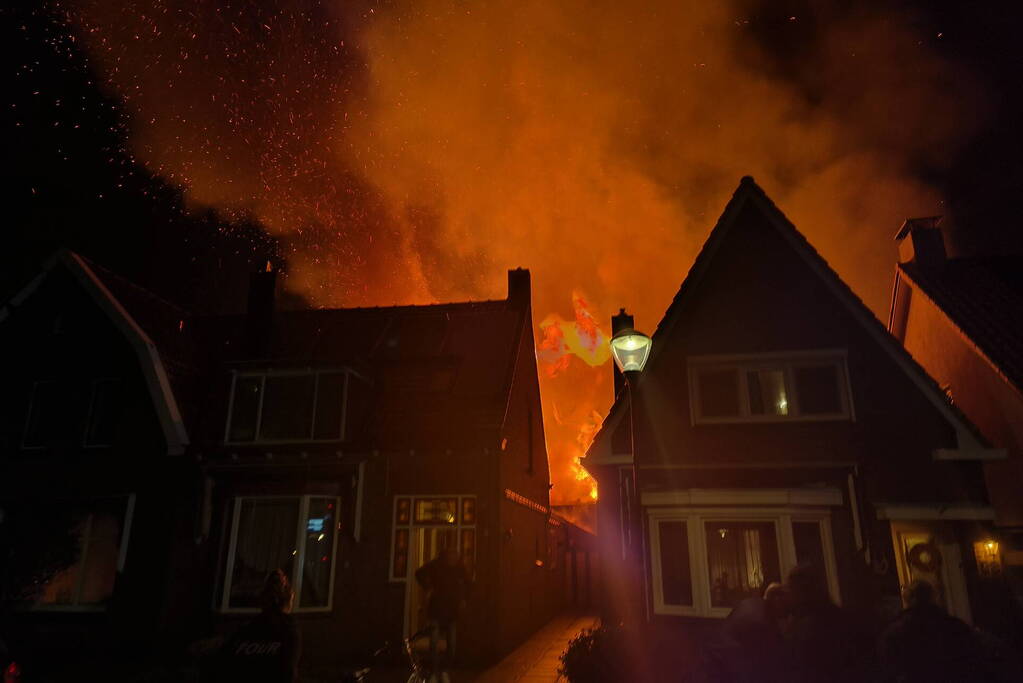 Enorme vlammenzee bij brand in loods