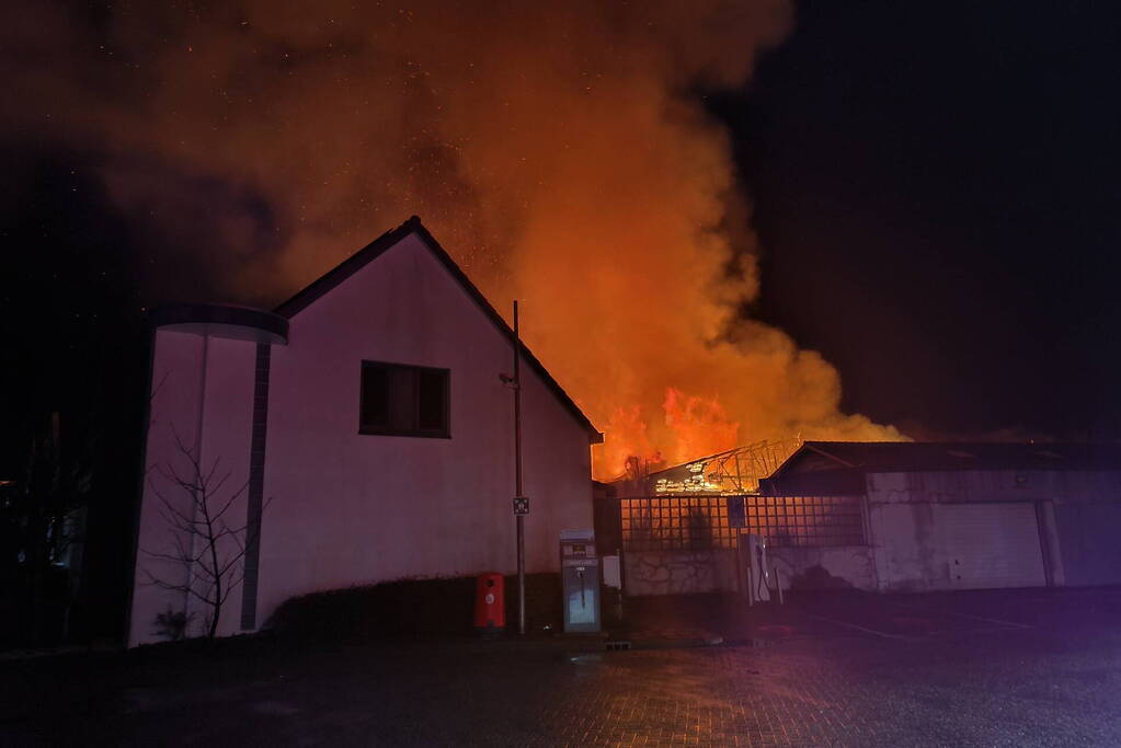 Enorme vlammenzee bij brand in loods