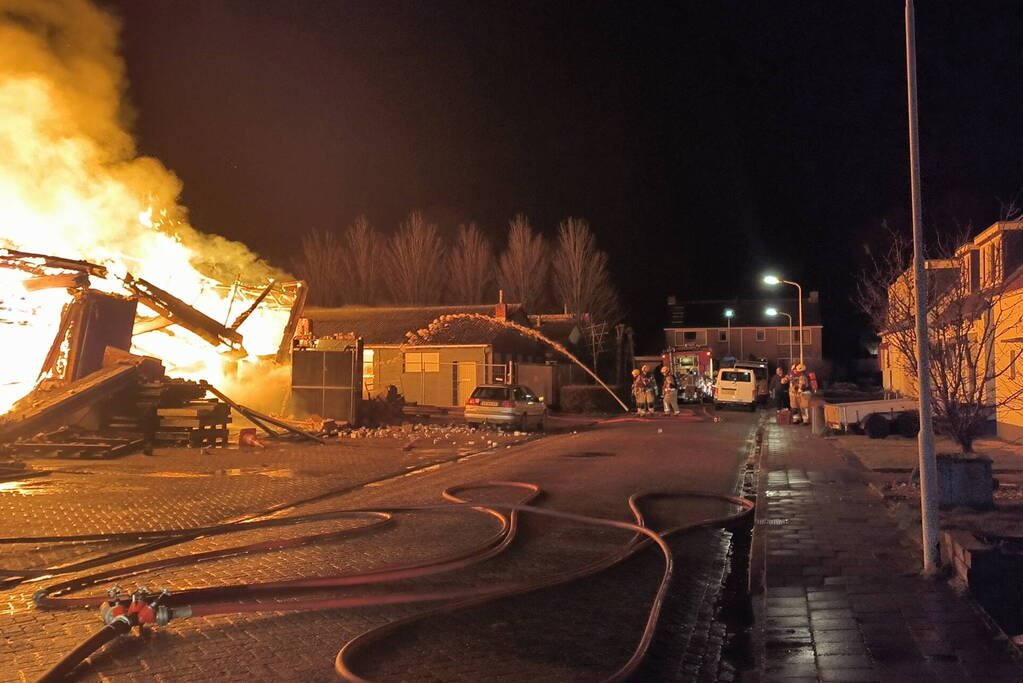 Enorme vlammenzee bij brand in loods