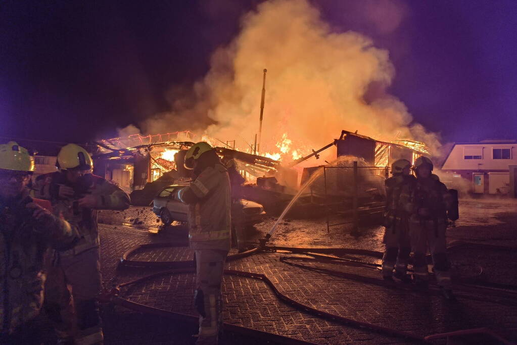 Enorme vlammenzee bij brand in loods