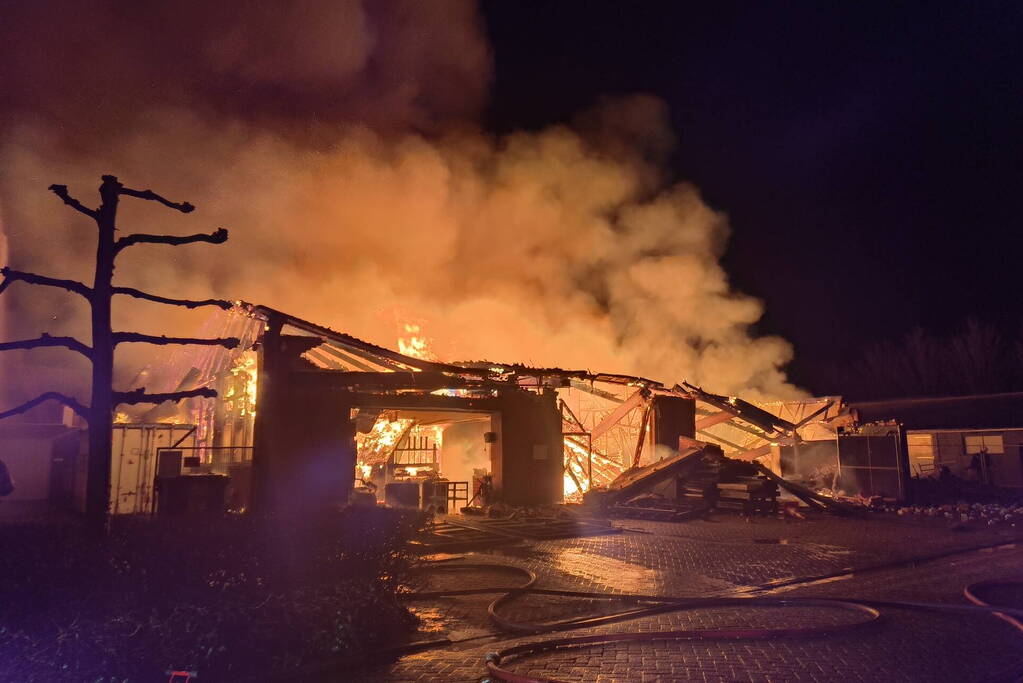 Enorme vlammenzee bij brand in loods