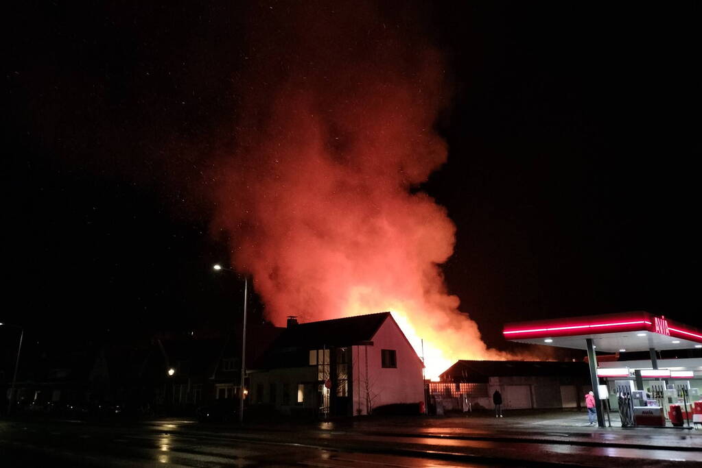 Enorme vlammenzee bij brand in loods