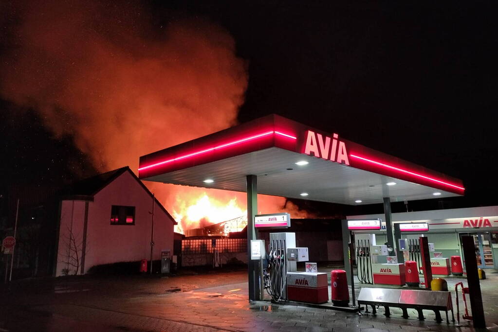 Enorme vlammenzee bij brand in loods