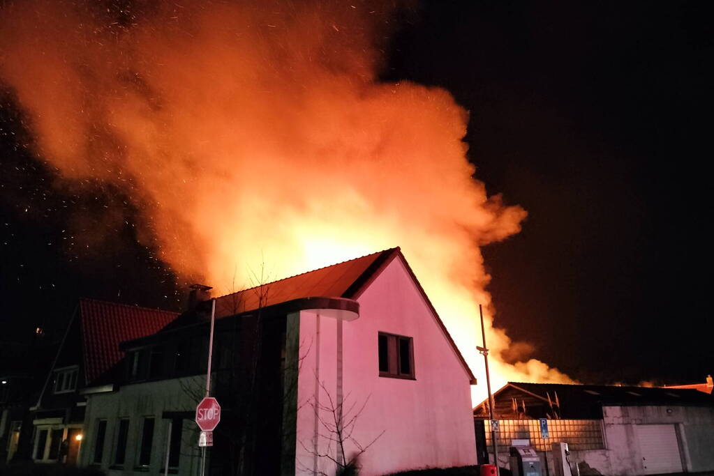 Enorme vlammenzee bij brand in loods