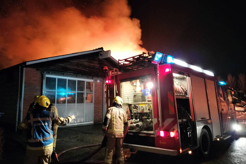 Enorme vlammenzee bij brand in loods