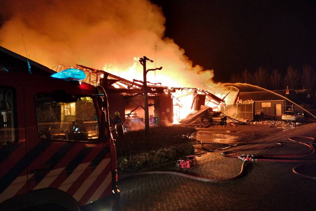 Enorme vlammenzee bij brand in loods