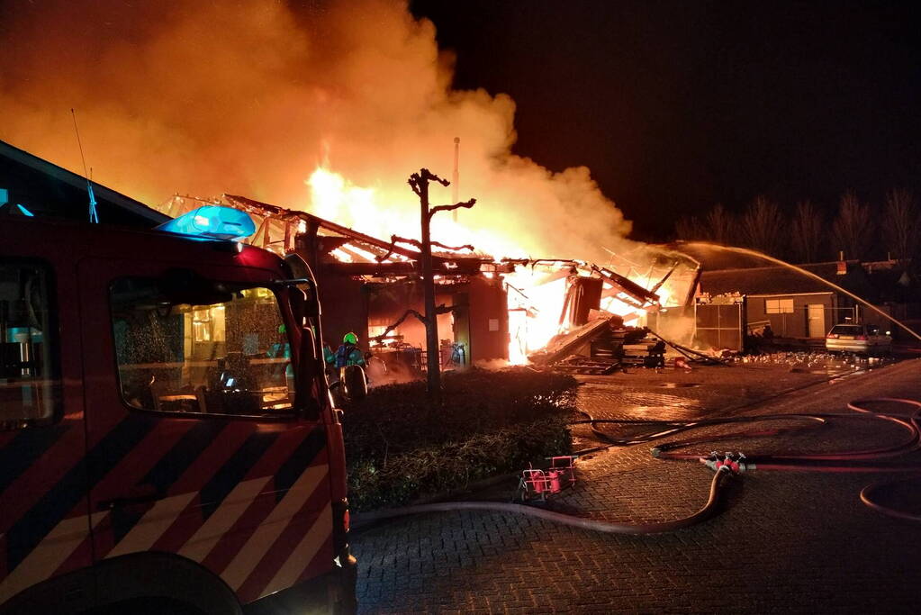 Enorme vlammenzee bij brand in loods