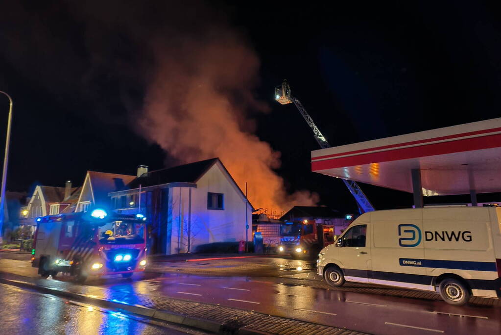 Enorme vlammenzee bij brand in loods