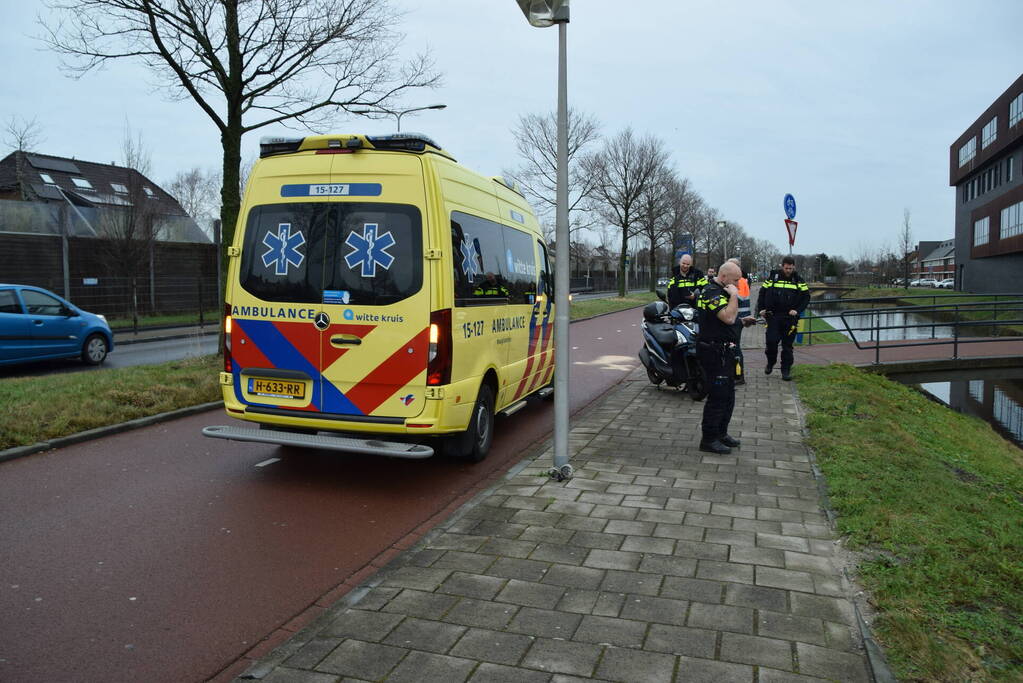 Fietser en scooterrijder botsen