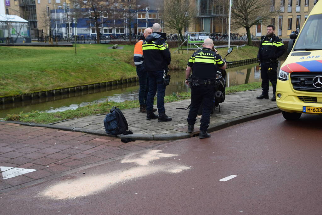 Fietser en scooterrijder botsen