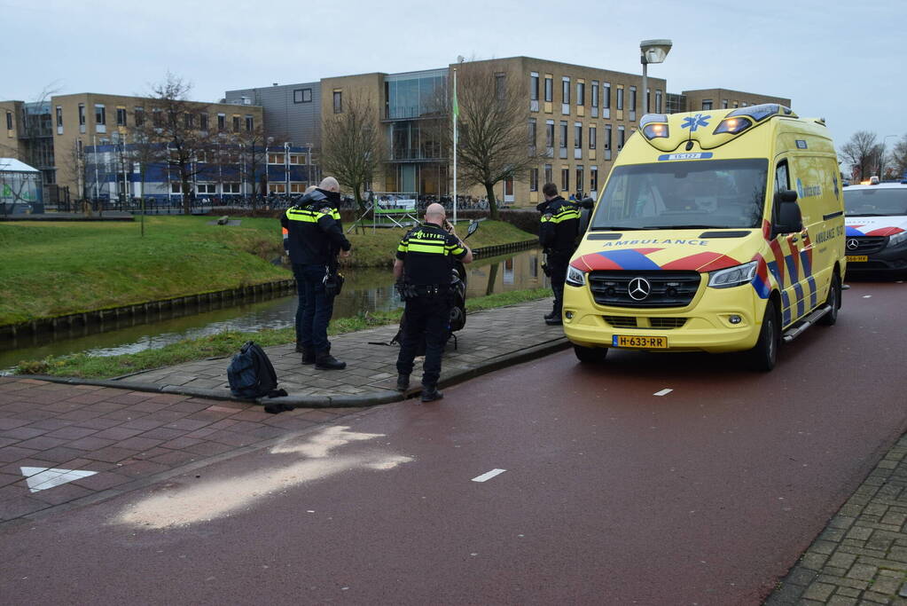 Fietser en scooterrijder botsen