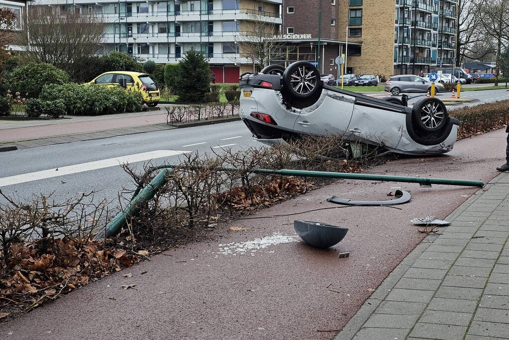 Automobilist ramt lantaarnpaal en slaat over de kop