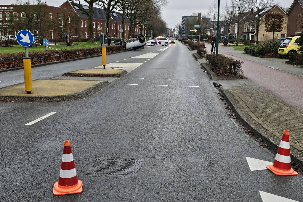 Automobilist ramt lantaarnpaal en slaat over de kop