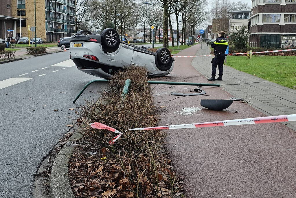 Automobilist ramt lantaarnpaal en slaat over de kop