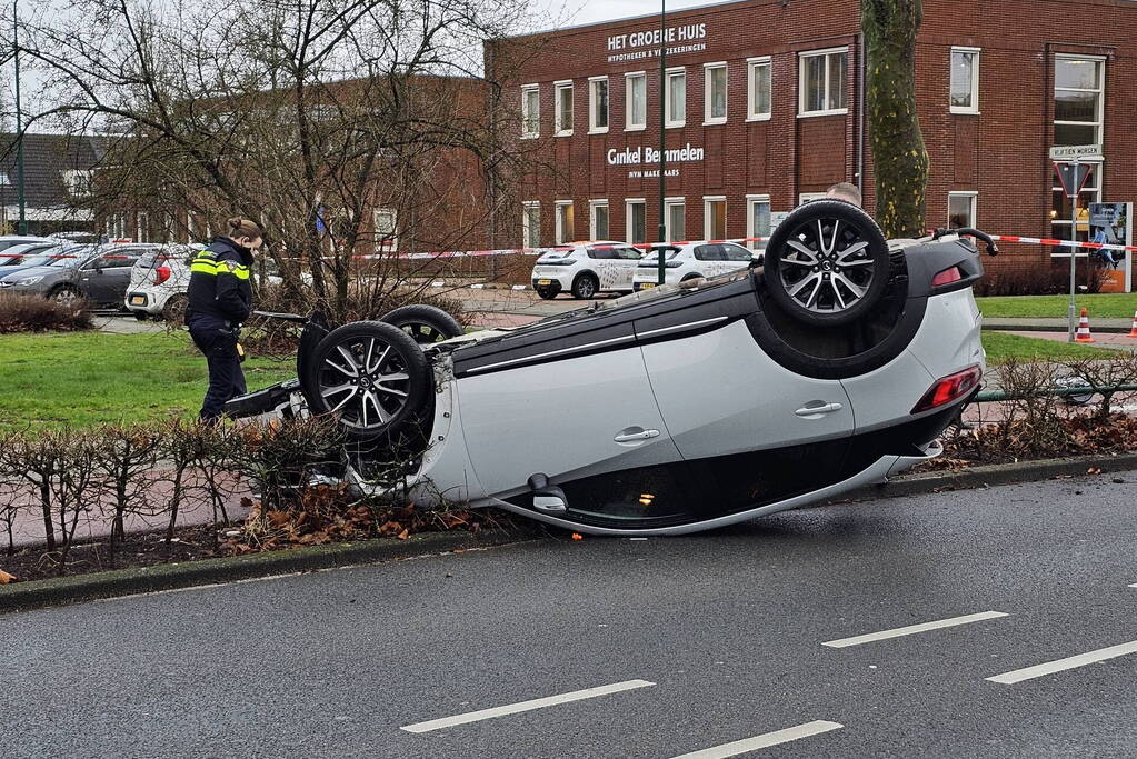 Automobilist ramt lantaarnpaal en slaat over de kop