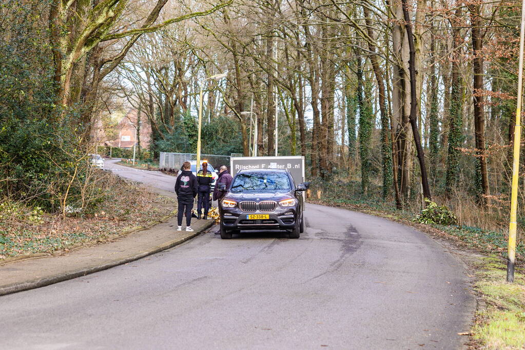 Wielrenner en lesauto met aanhanger inbotsing