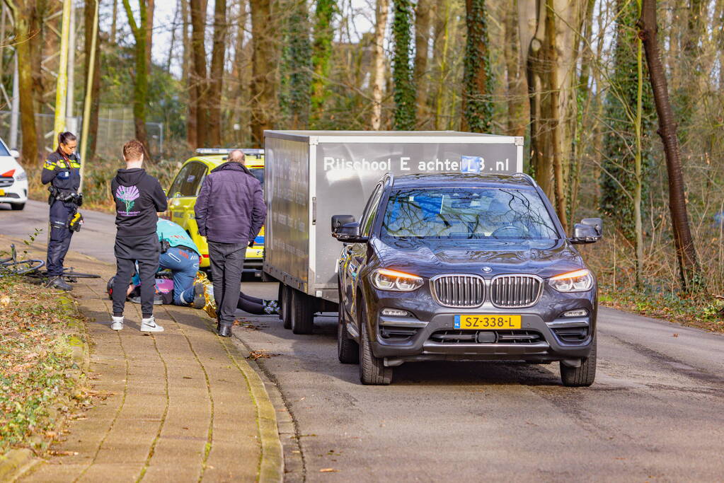 Wielrenner en lesauto met aanhanger inbotsing