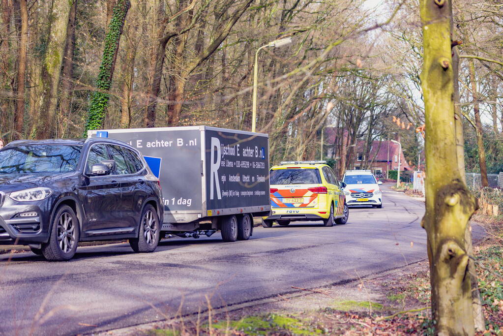 Wielrenner en lesauto met aanhanger inbotsing