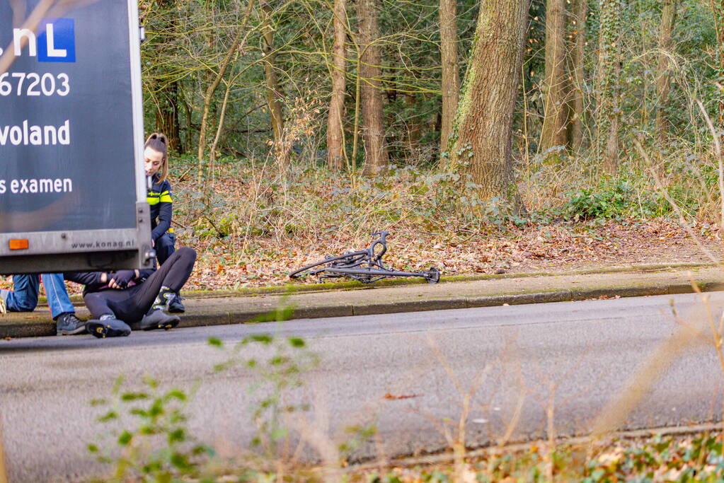 Wielrenner en lesauto met aanhanger inbotsing