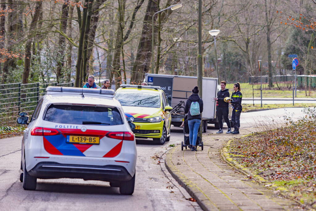 Wielrenner en lesauto met aanhanger inbotsing