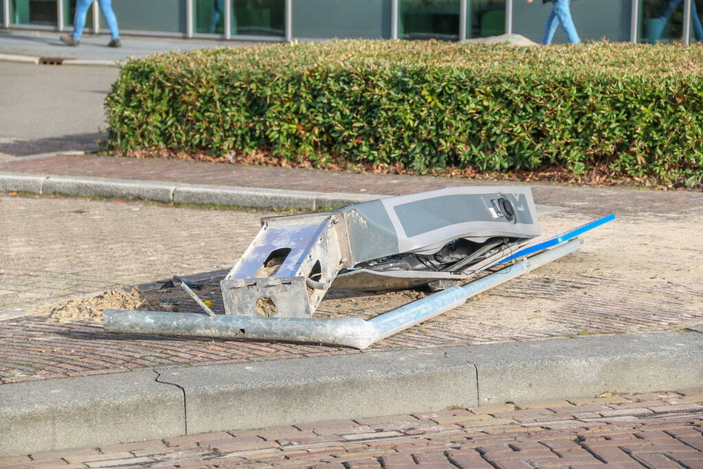 Lijnbus rijdt laadpaal uit de grond