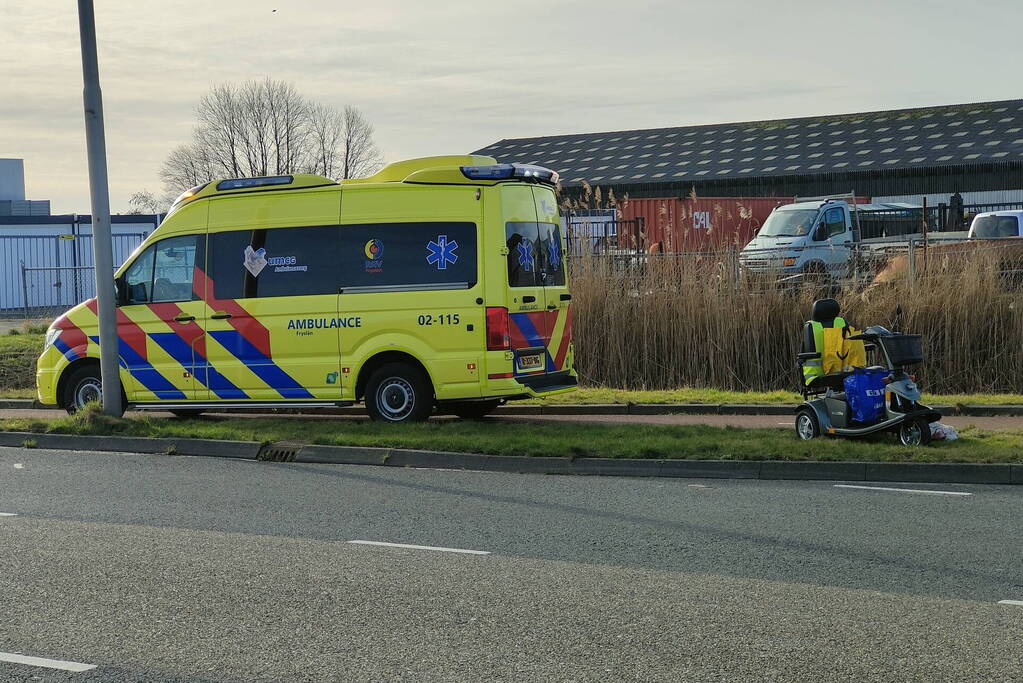 Persoon valt uit scootmobiel