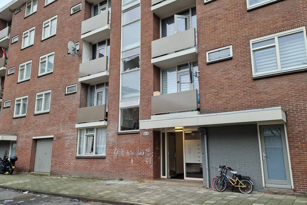 Schade door explosie in trappenhuis van flat