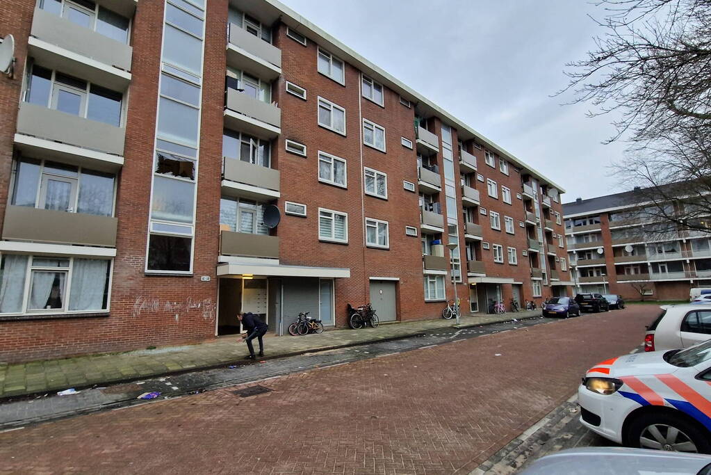 Schade door explosie in trappenhuis van flat