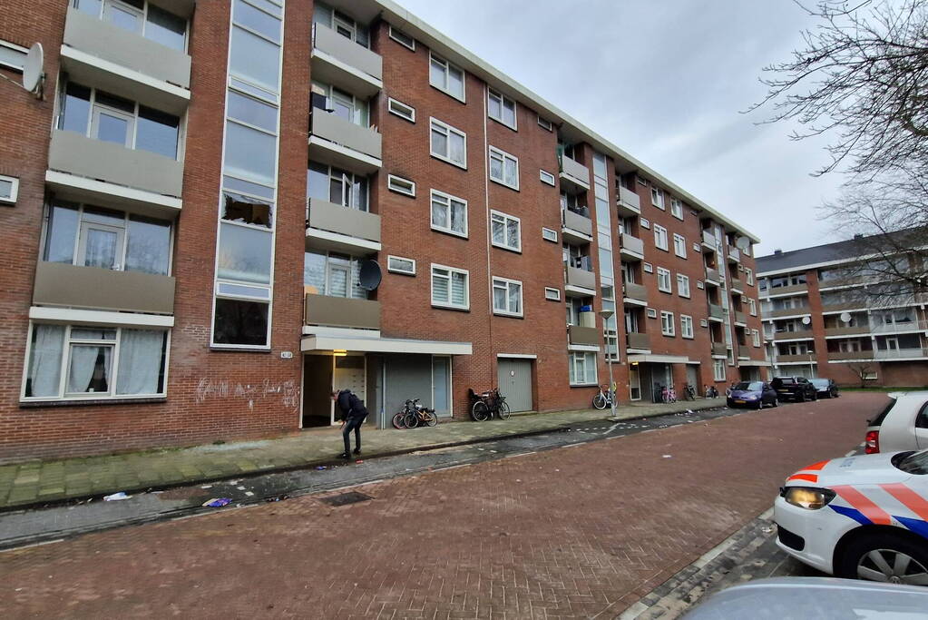 Schade door explosie in trappenhuis van flat