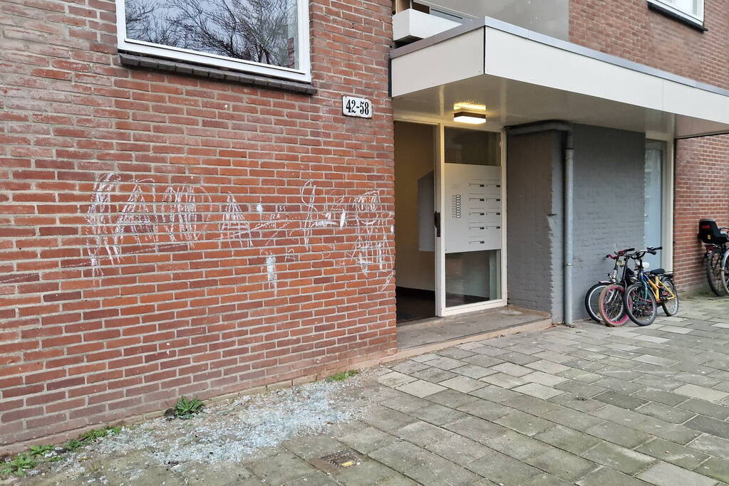 Schade door explosie in trappenhuis van flat