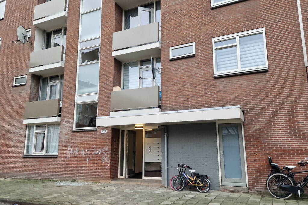 Schade door explosie in trappenhuis van flat