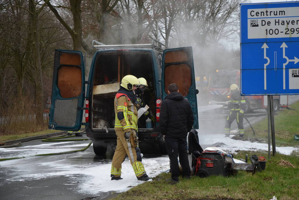 Bestelbus verwoest door brand