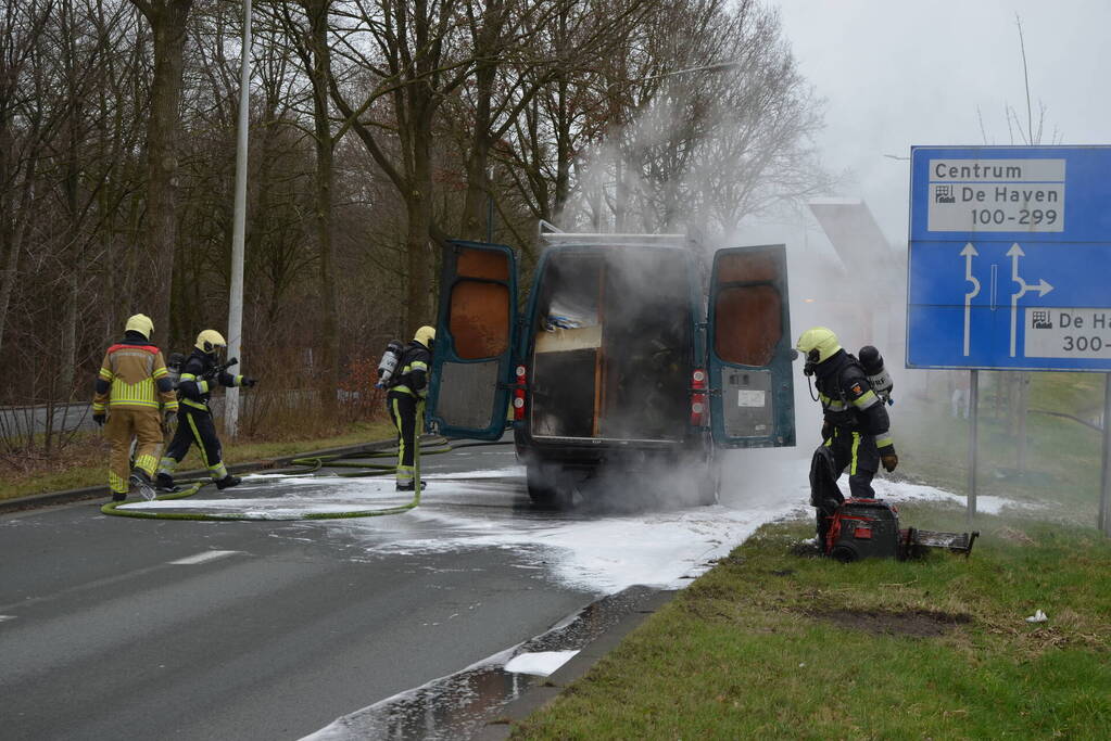 Bestelbus verwoest door brand