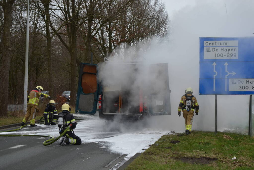 Bestelbus verwoest door brand