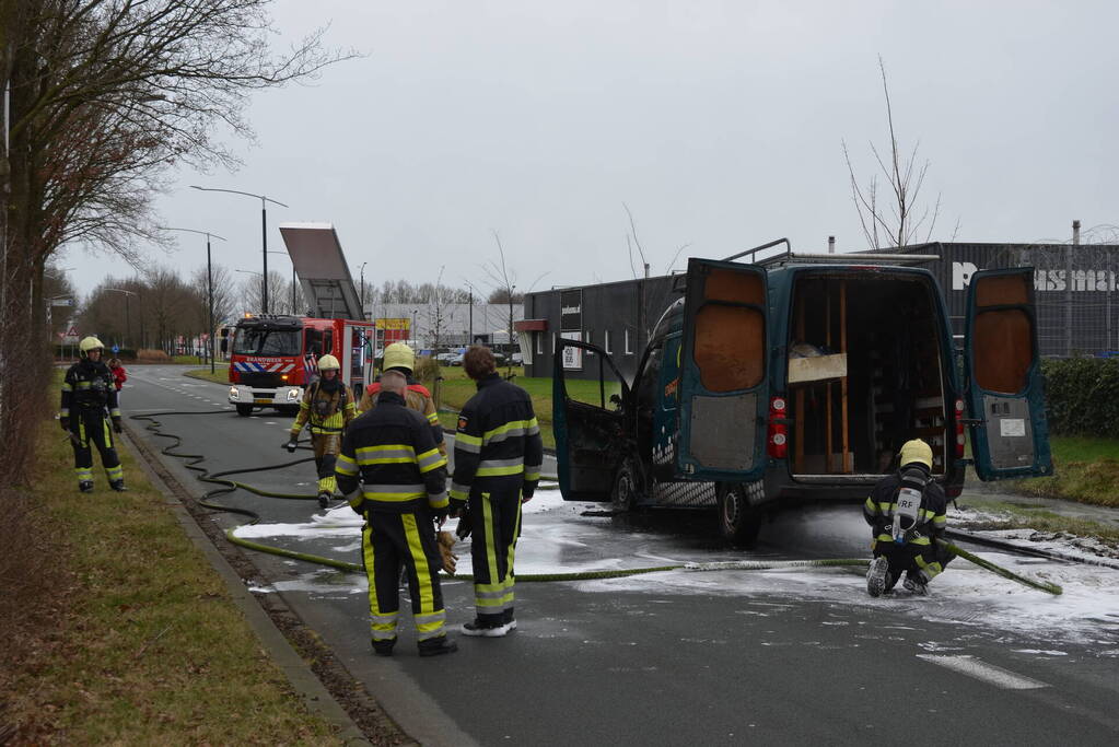 Bestelbus verwoest door brand