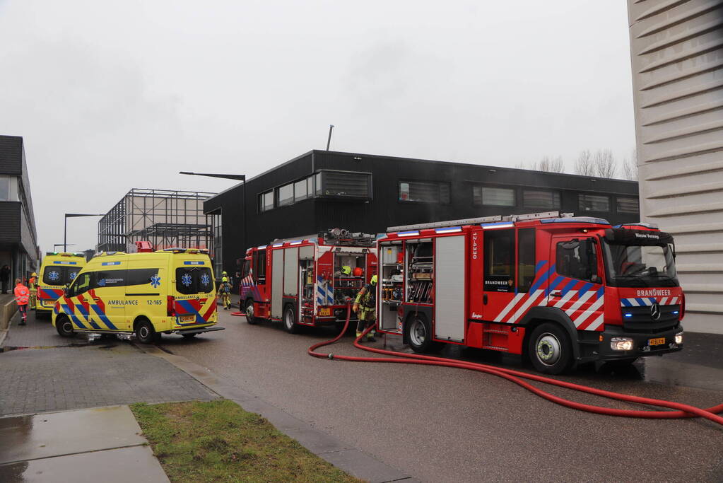 Flinke rookontwikkeling bij grote brand in bedrijfspand