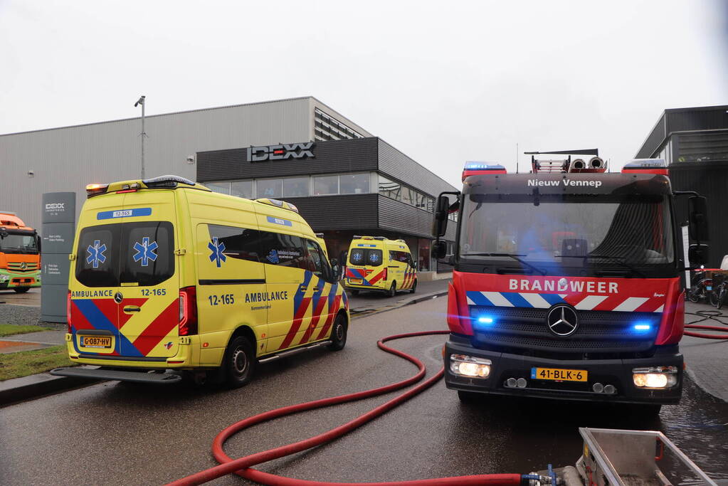 Flinke rookontwikkeling bij grote brand in bedrijfspand