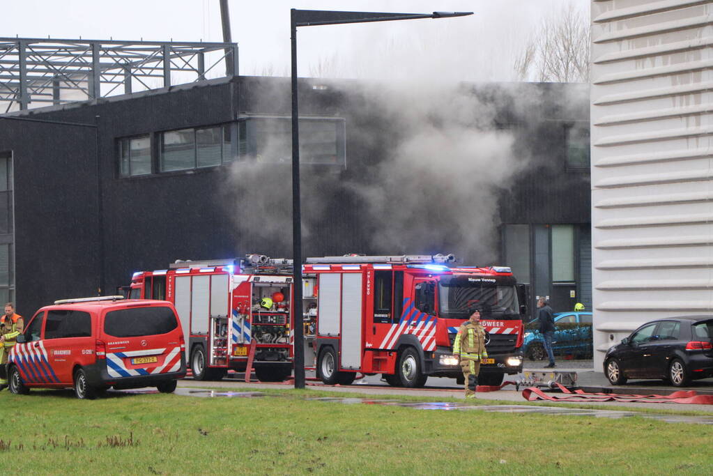 Flinke rookontwikkeling bij grote brand in bedrijfspand