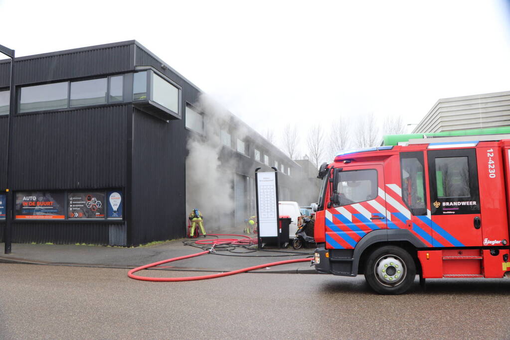 Flinke rookontwikkeling bij grote brand in bedrijfspand