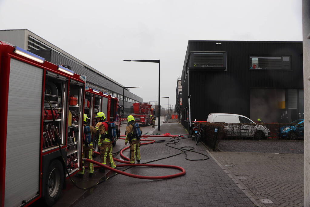 Flinke rookontwikkeling bij grote brand in bedrijfspand